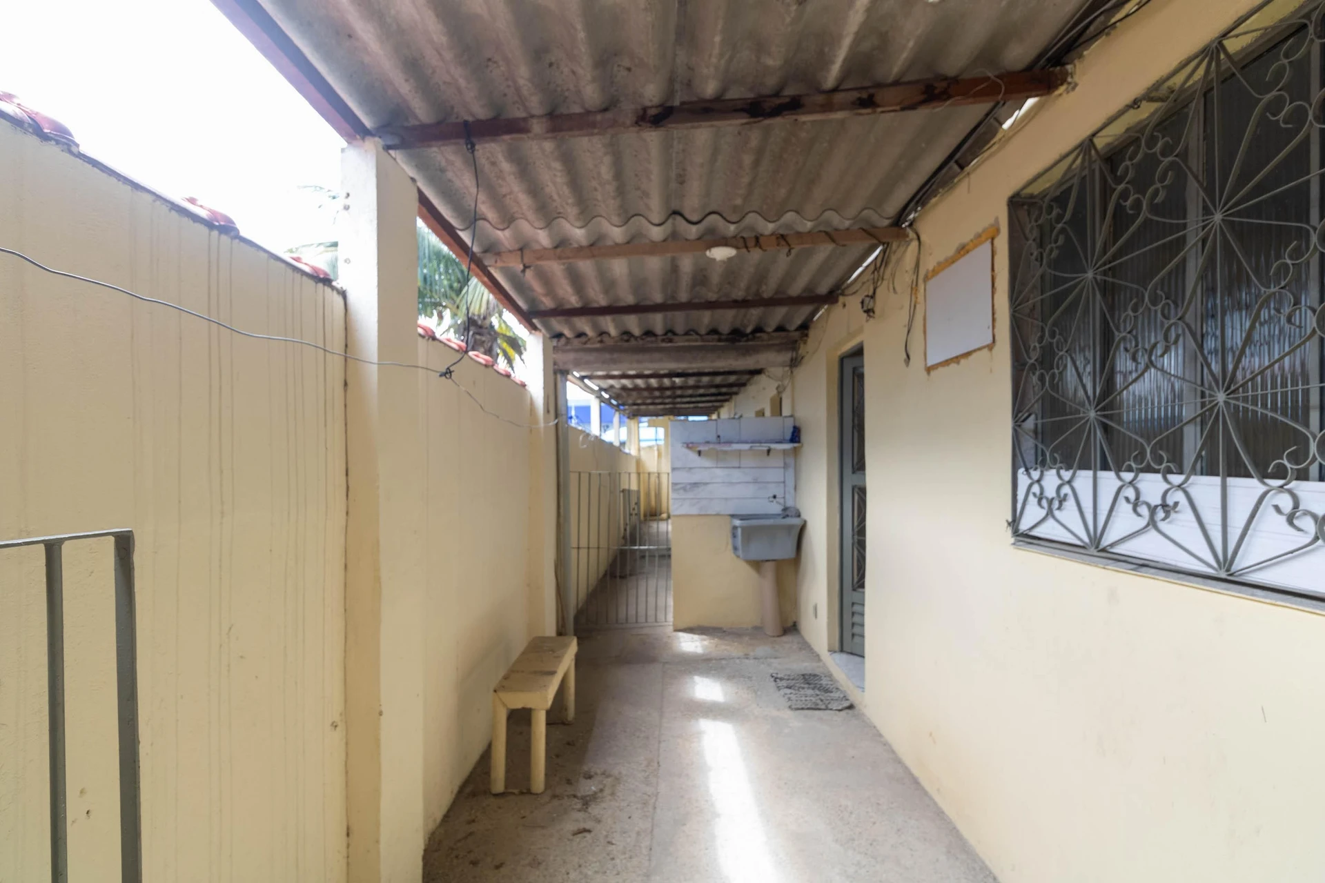 Casa com 1 quarto e cozinha separada com fogão