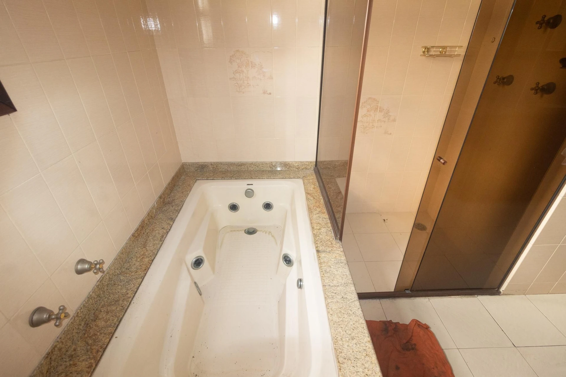 Bathtub in a 5-bedroom house, 626 m² — photo 46