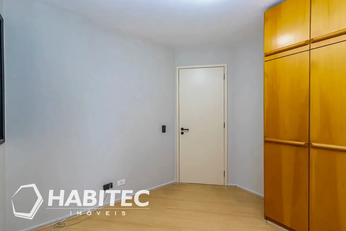 3-bedroom apartment with wood or laminate floors — photo 20