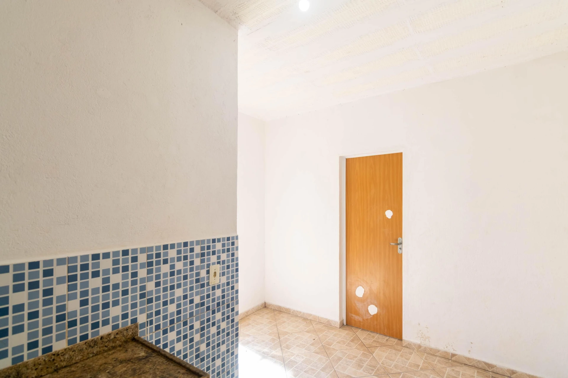 Unfurnished studio apartment with an electric shower — photo 7