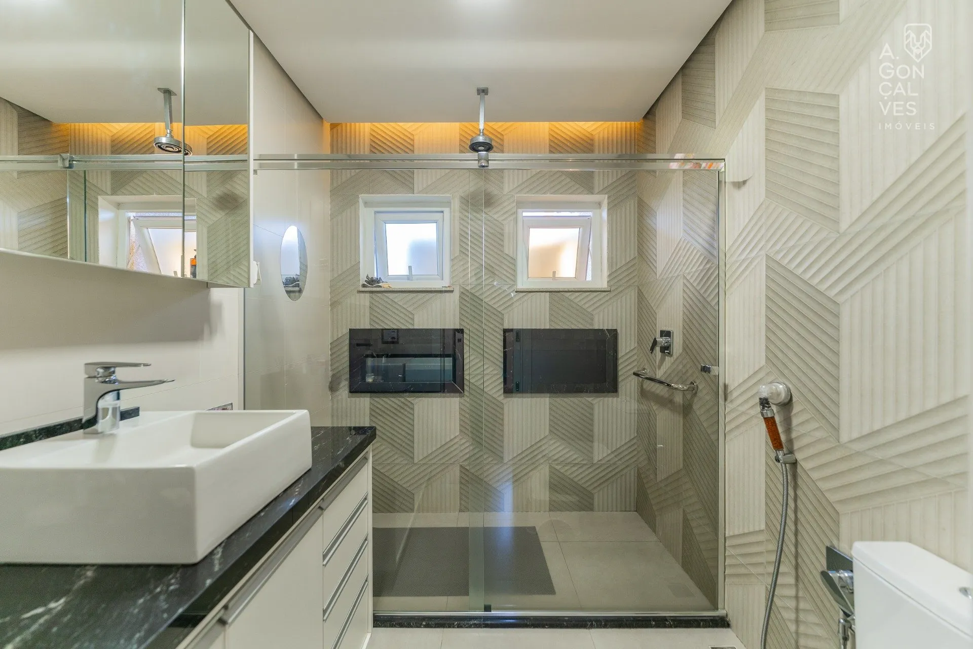House with 3 bedrooms and an open-plan kitchen — photo 14