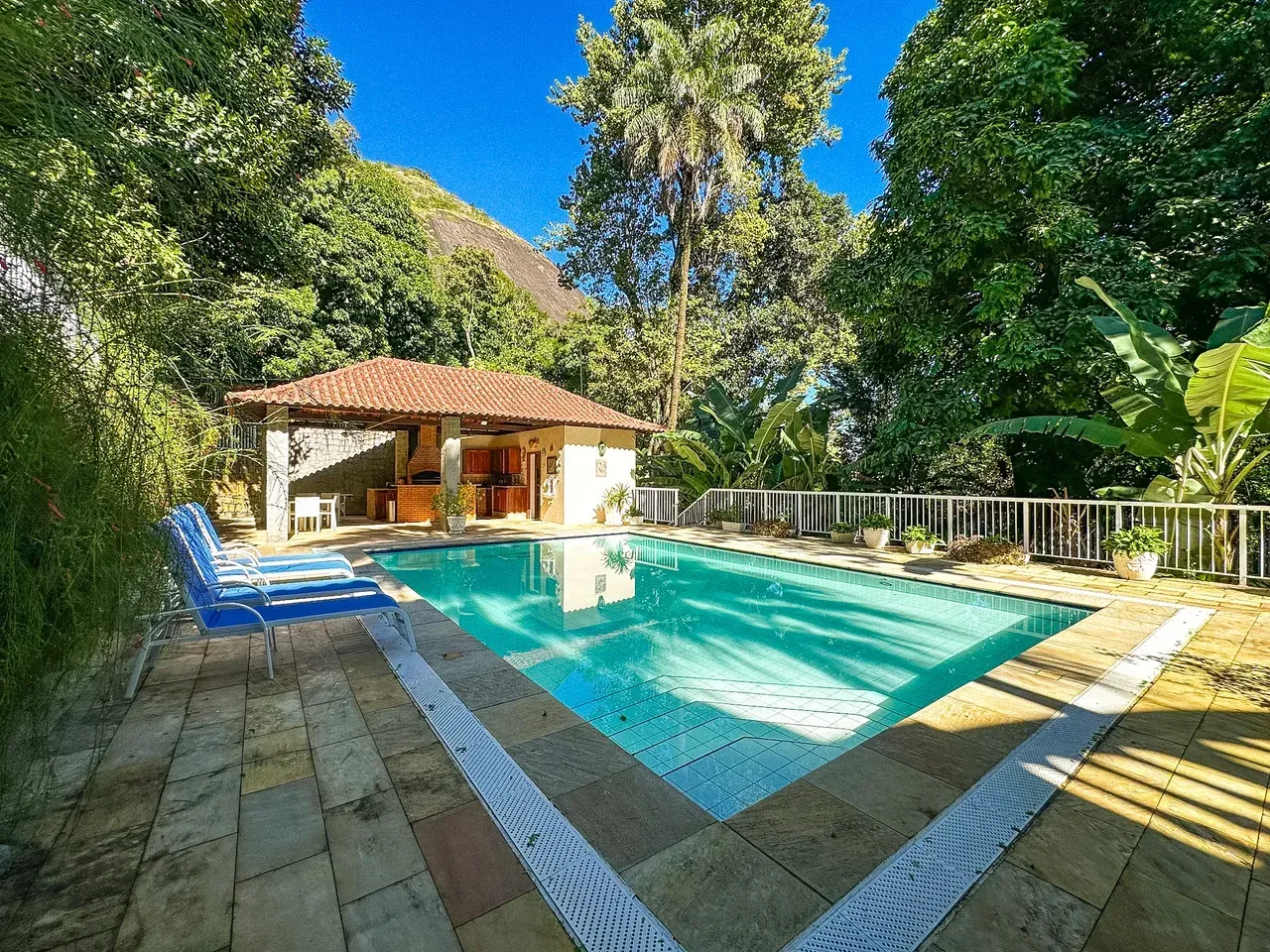 Casa com 4 quartos e 5 banheiros, varanda com churrasqueira — photo 15