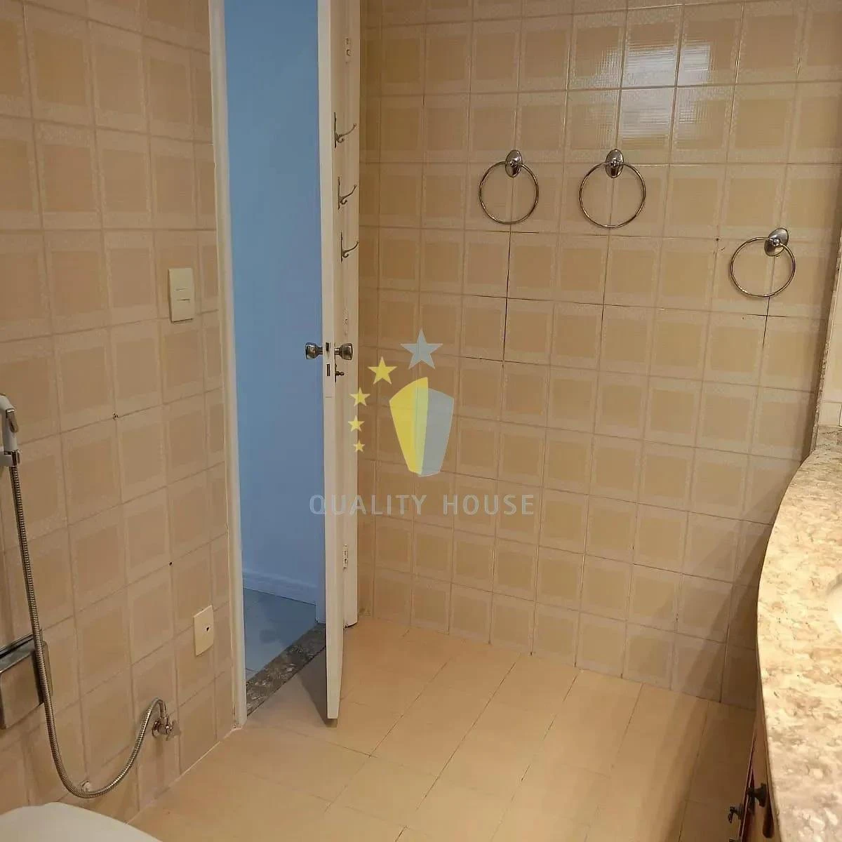 Bathtub in a 2-bedroom apartment, 90 m² — photo 10