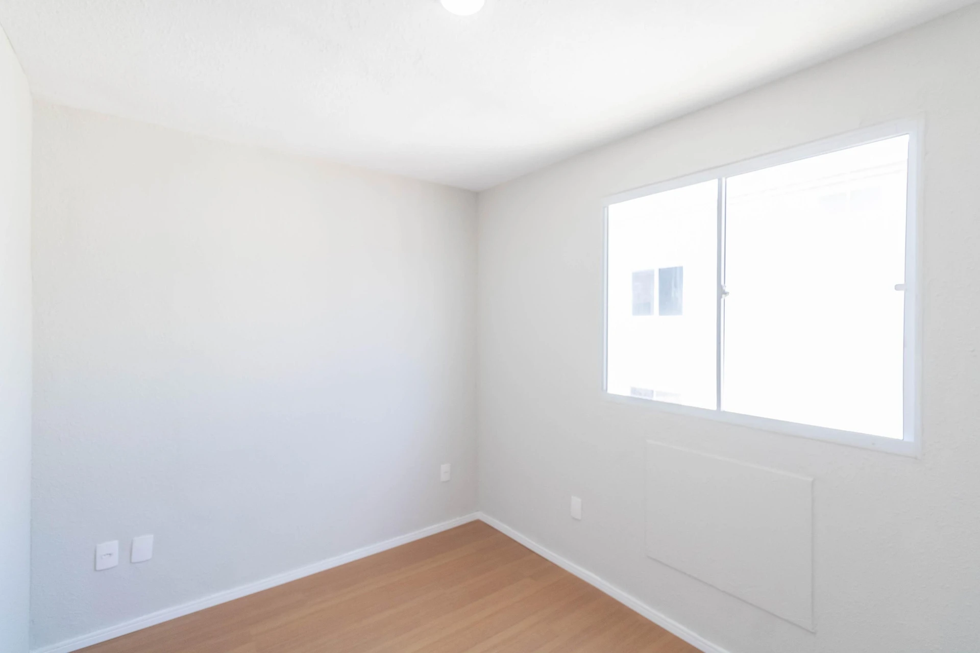 Glass-enclosed balcony in a 2-bedroom apartment, 44 m² — photo 3