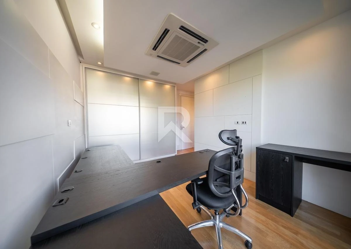 344 m² apartment with floor-to-ceiling windows and a bathtub — photo 44