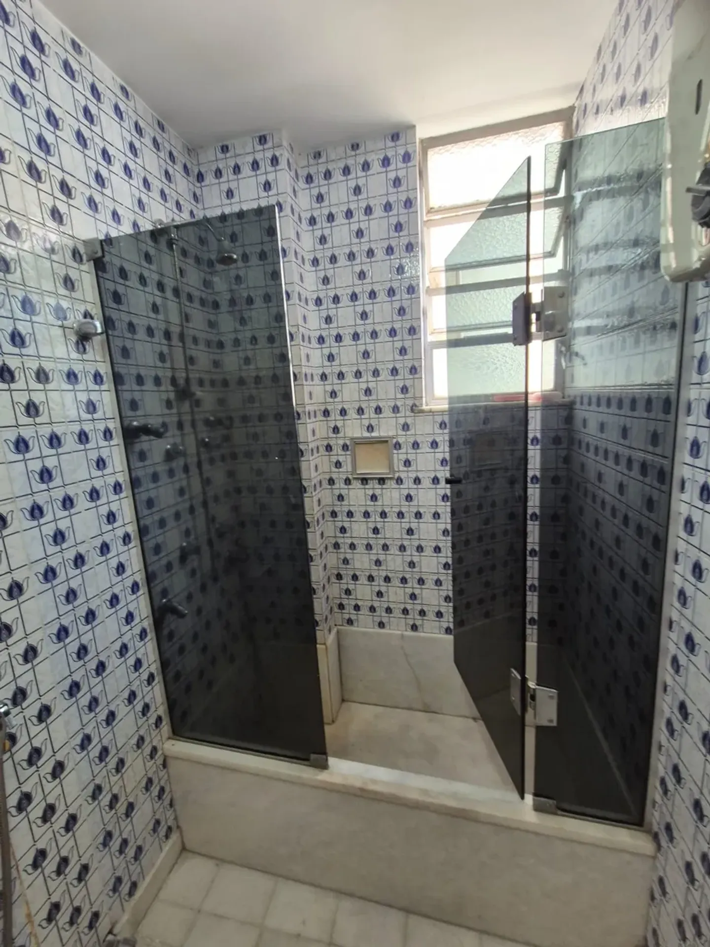 140 m² apartment with a bathtub and a home office — photo 26