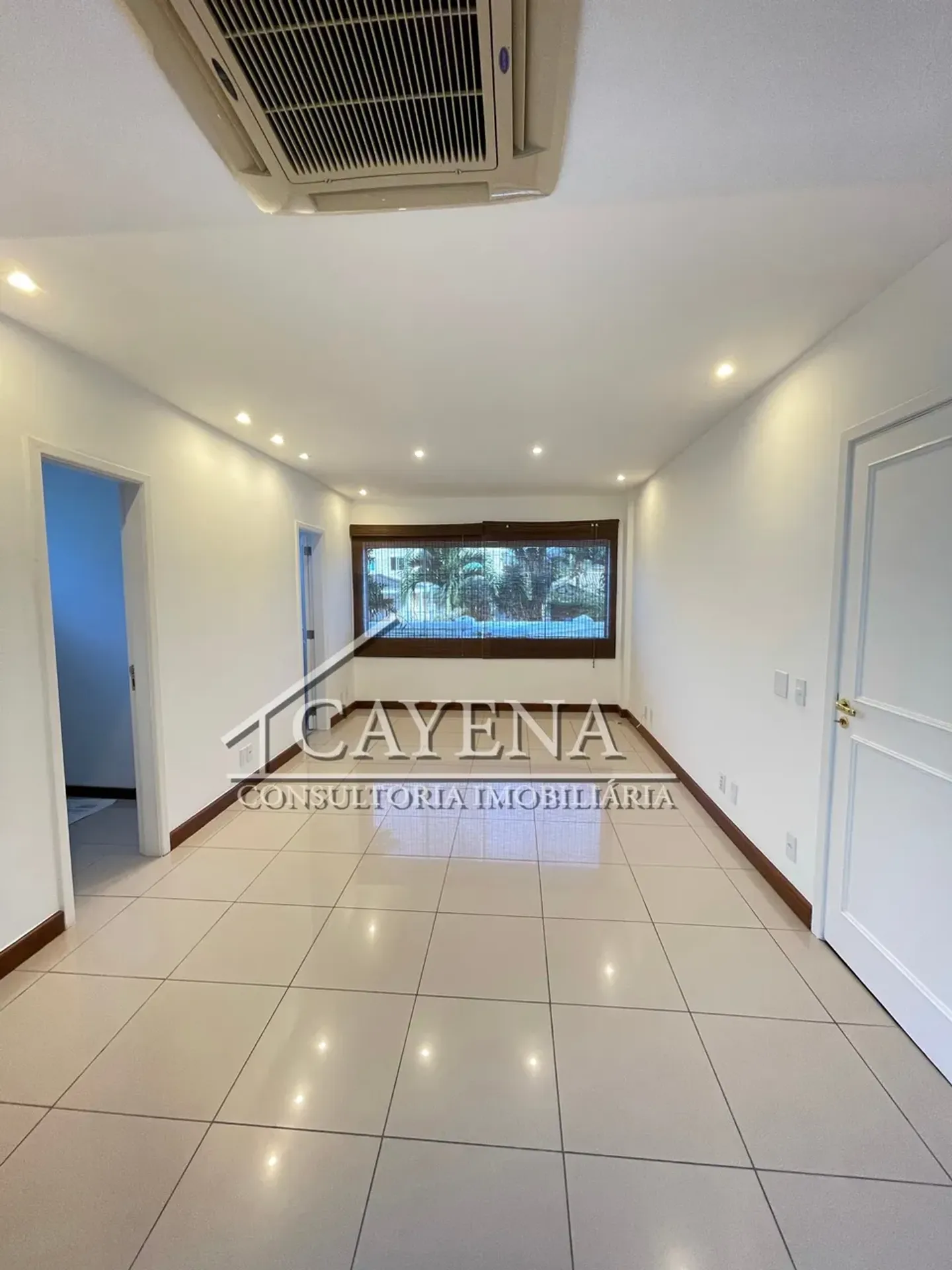 4 quartos e banheira: casa de 650 m² — photo 44