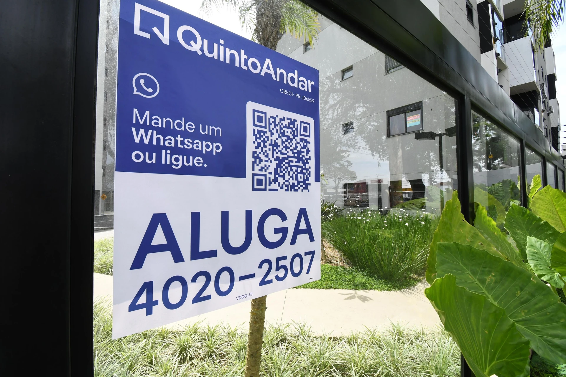 2-bedroom apartment with wood or laminate floors in Curitiba — photo 42