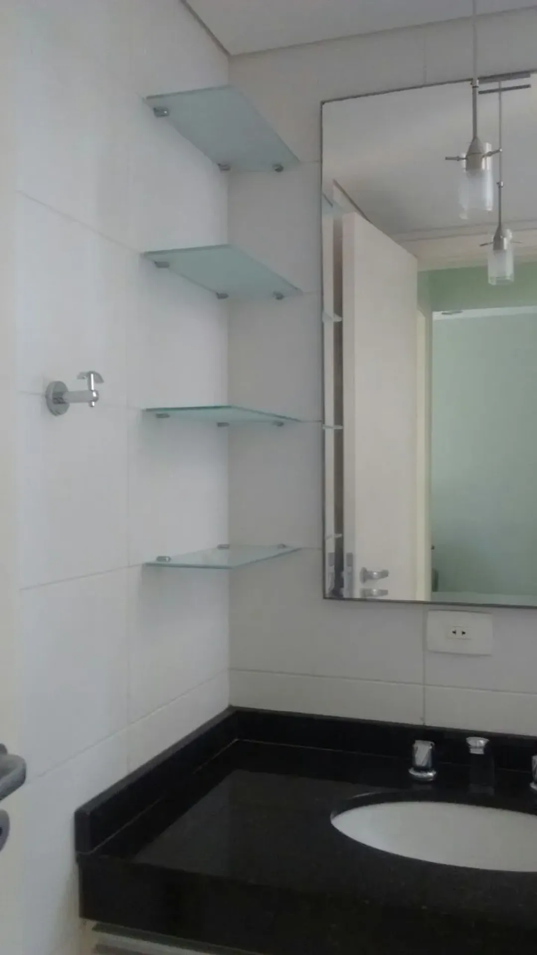 One-bedroom apartment in a building with a gym — photo 9
