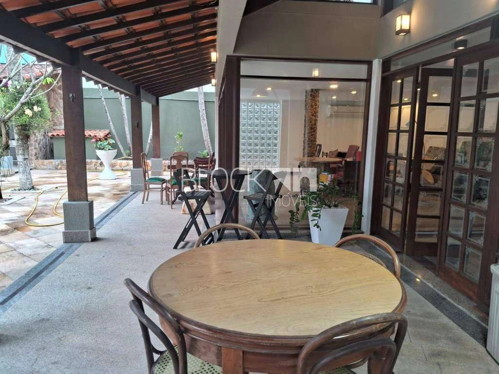 House with 3 bedrooms including 1 suite and 4 baths — photo 9