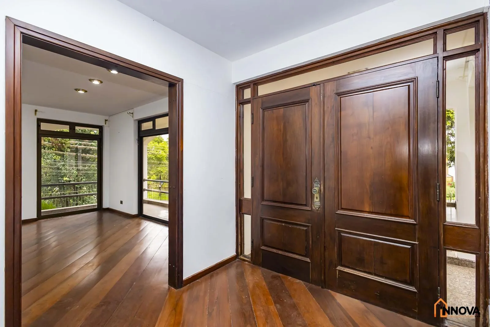 House with 5 bedrooms, 10 bathrooms, 5 parking spaces — photo 2