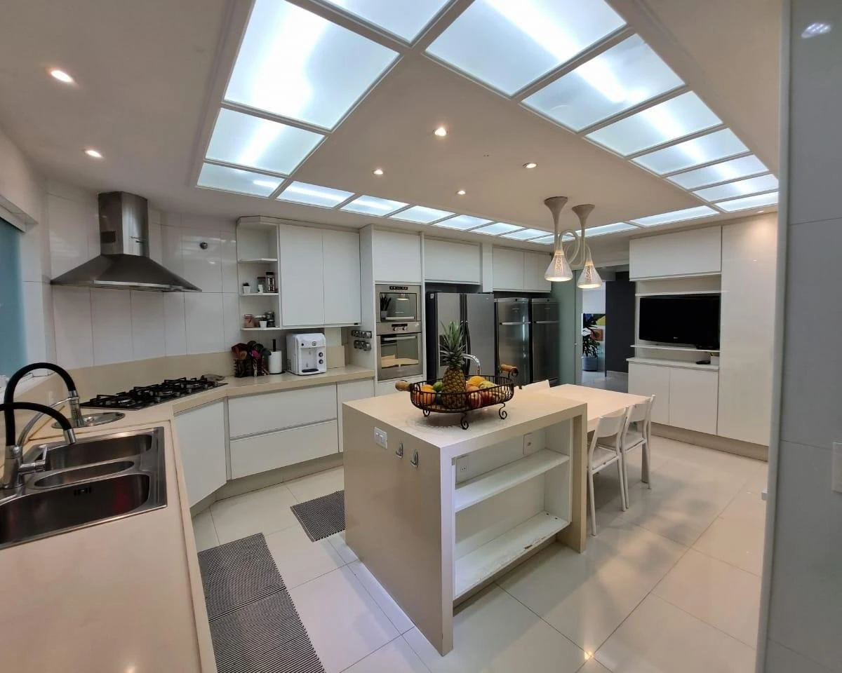 Furnished house with 5 bedrooms and 1100 m² — photo 2