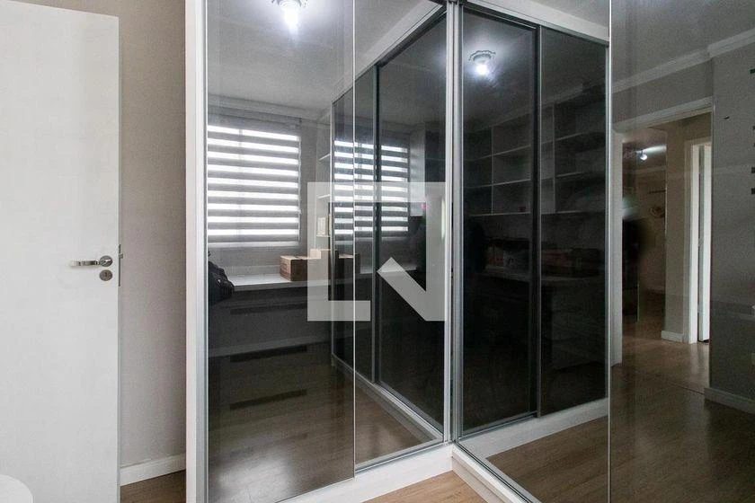 47 m² apartment with a walk-in closet and a home office — photo 20