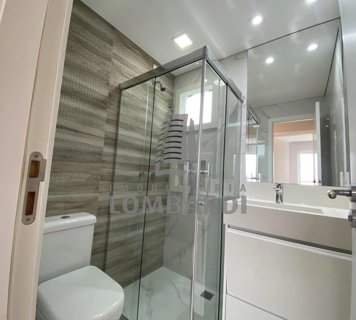 70 m² apartment with a walk-in closet and a washing machine — photo 8