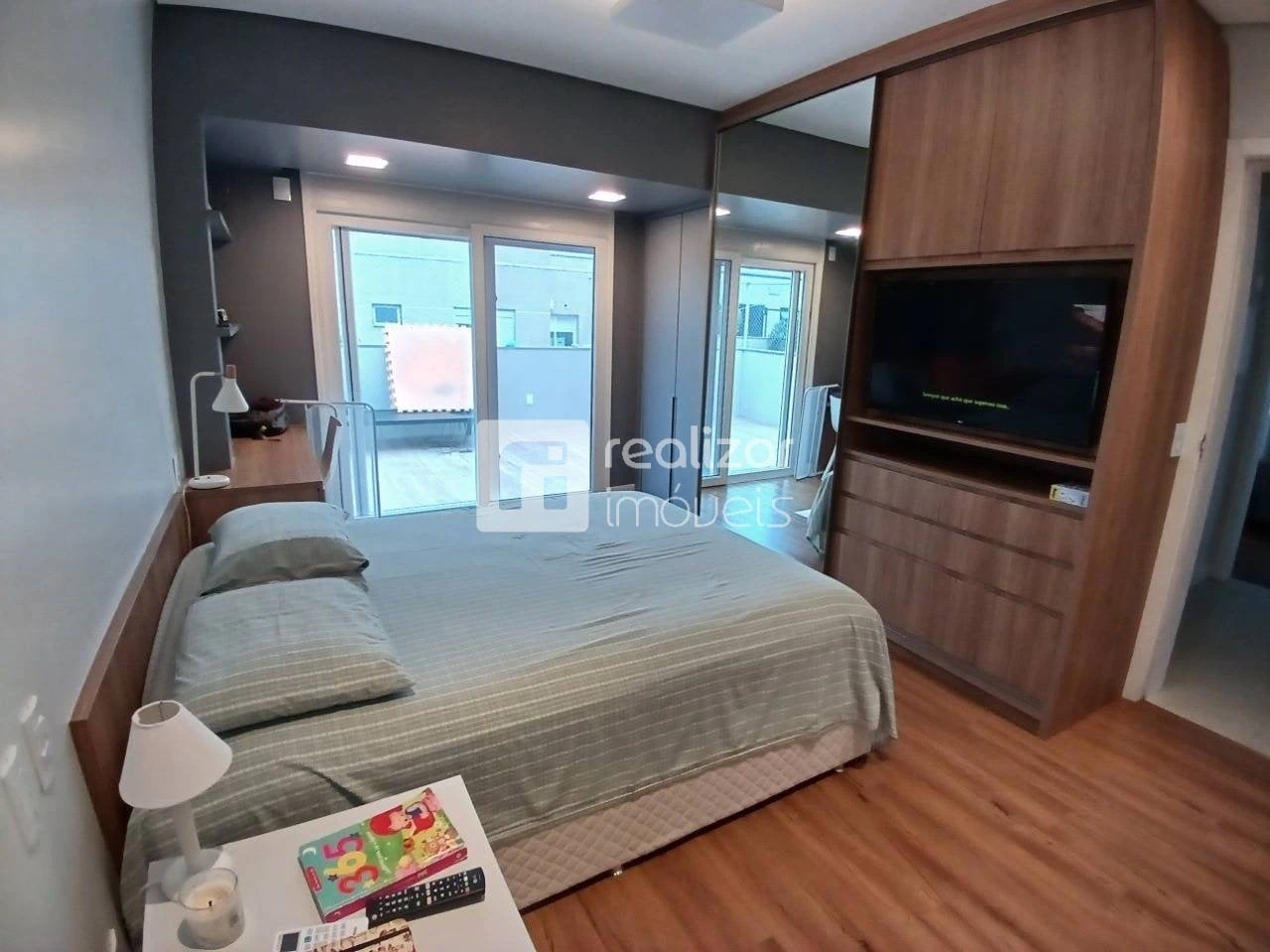 Furnished apartment, 228 m², with floor-to-ceiling windows — photo 4