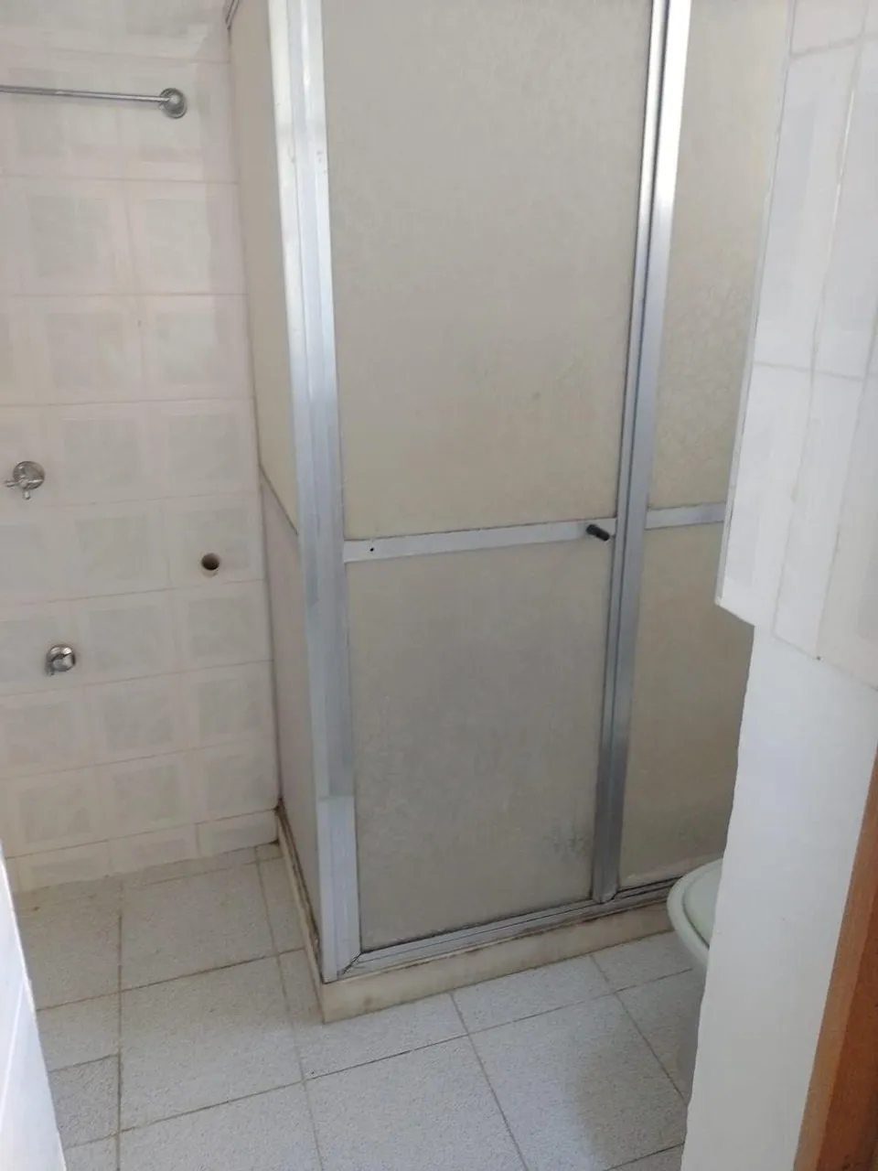 Studio with kitchenette and glass shower enclosure — photo 11