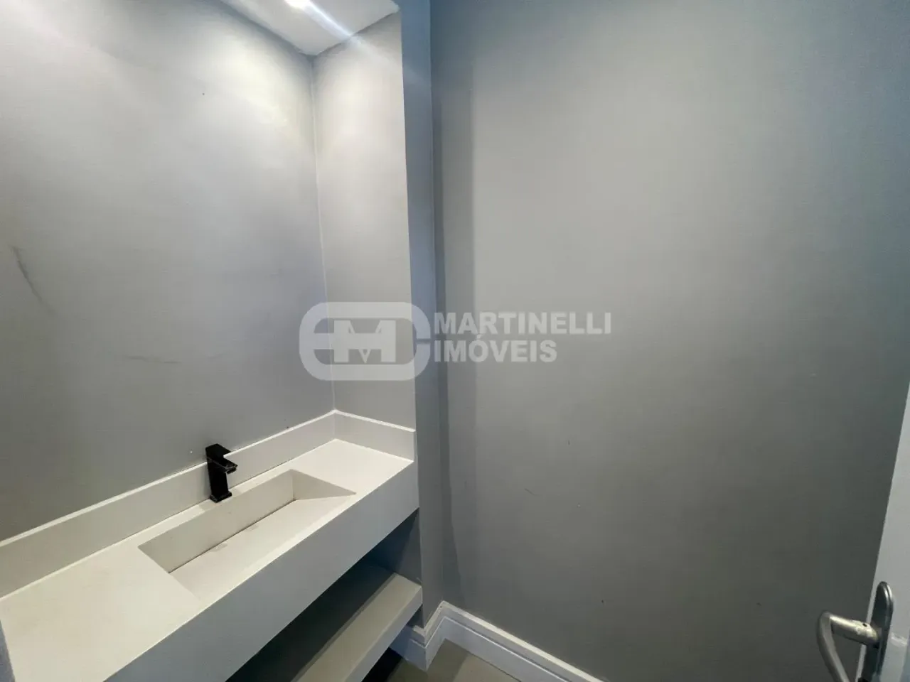 House with 4 bedrooms and 5 bathrooms and a separate kitchen — photo 14