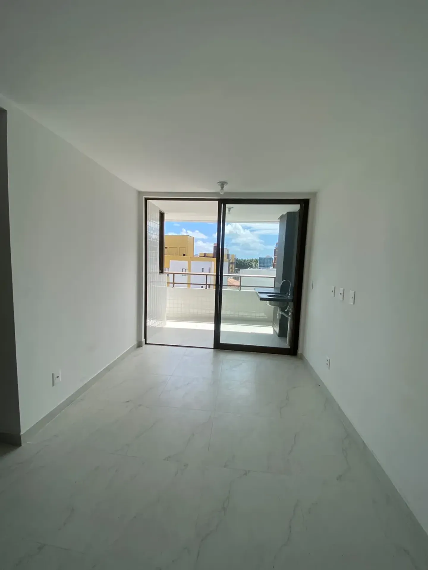 Balcony with a grill in a 2-bedroom apartment, 62 m² — photo 9