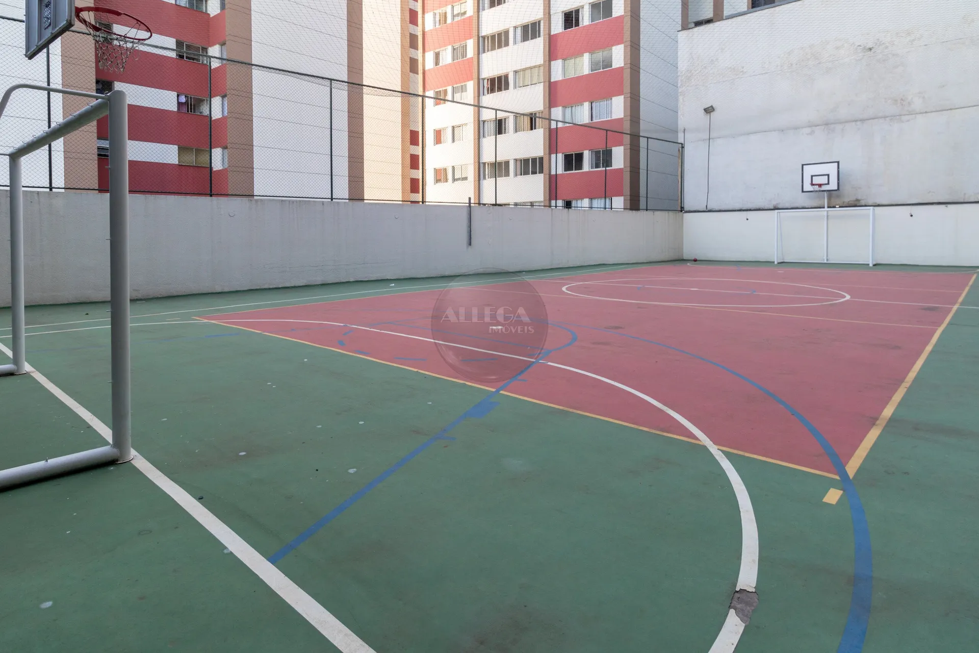 Apartamento com 4 quartos e piso de madeira na sala — photo 62