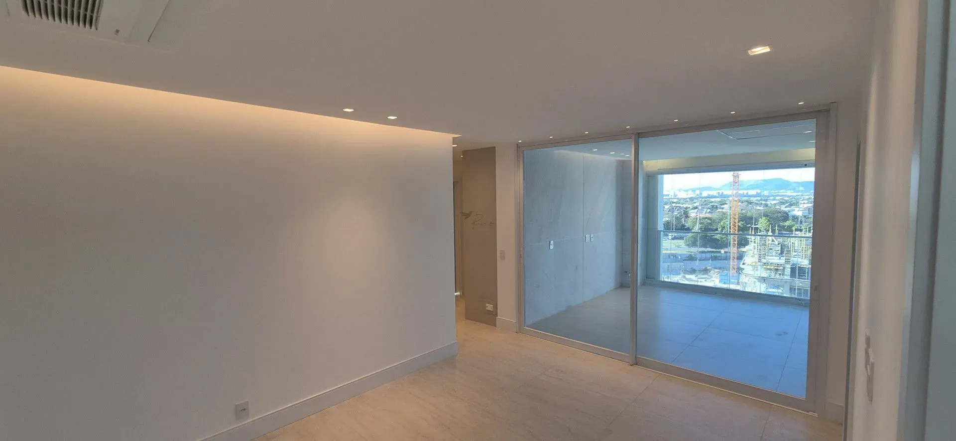 Unfurnished 4-bedroom apartment with closed kitchen — photo 30