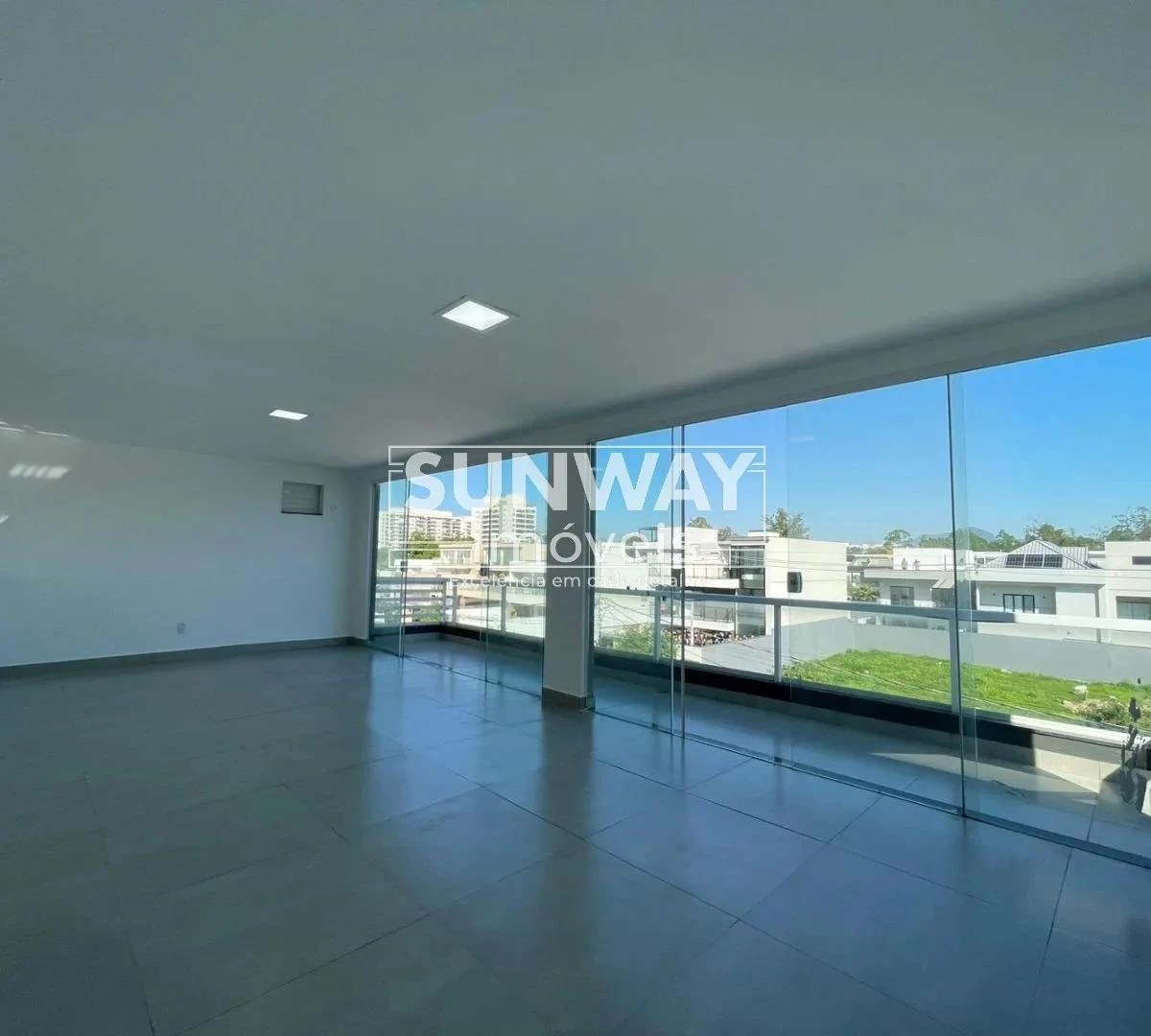 Casa, 380 m², com janelas do piso ao teto — photo 9
