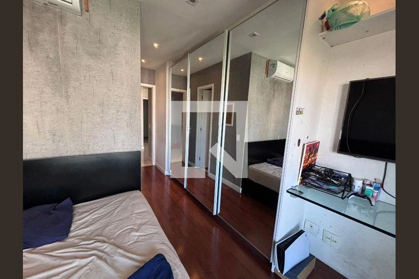 206 m² apartment with 4 en-suite bedrooms and glass balcony — photo 25