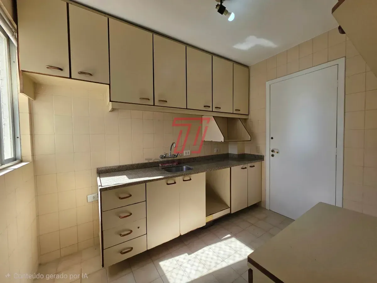 Apartamento de 3 quartos com piso de madeira na sala — photo 21