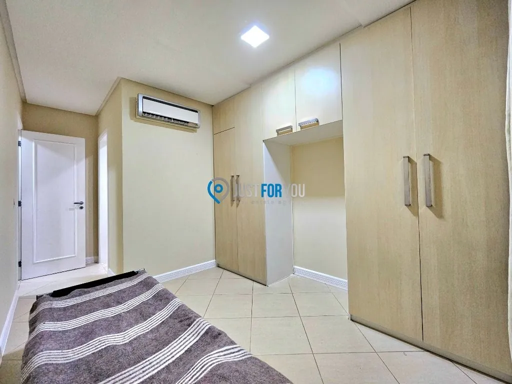 House with 5 bedrooms, 300 m² and a closed gas kitchen — photo 36
