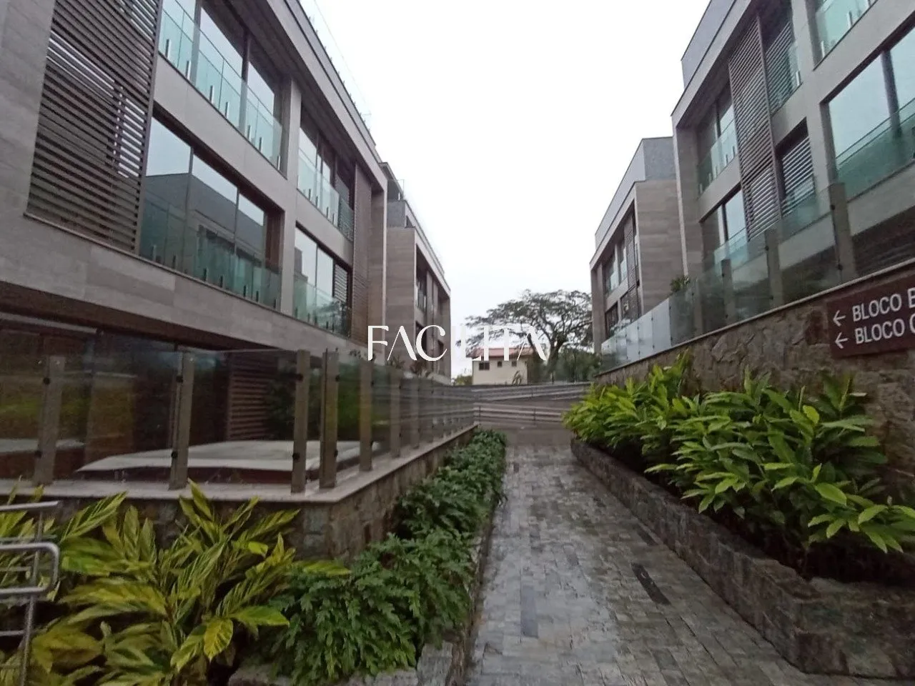 2-bedroom apartment with open-plan kitchen and 2 parking