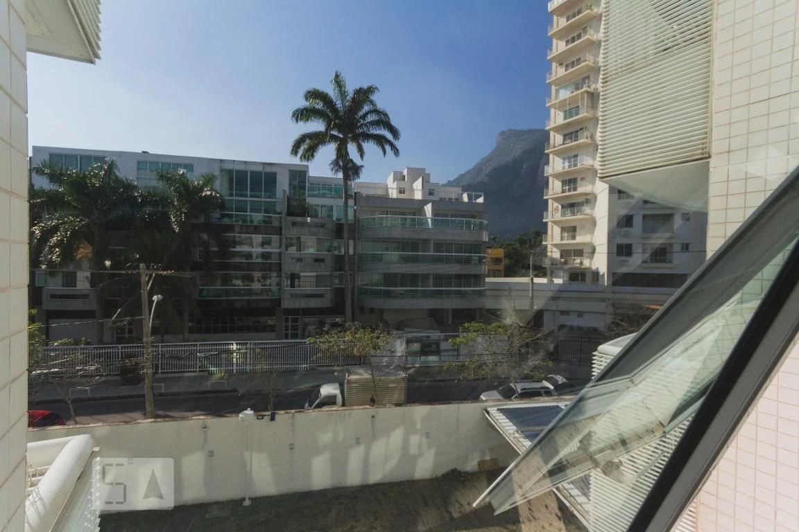 Furnished apartment with 2 en-suites and a balcony — photo 35