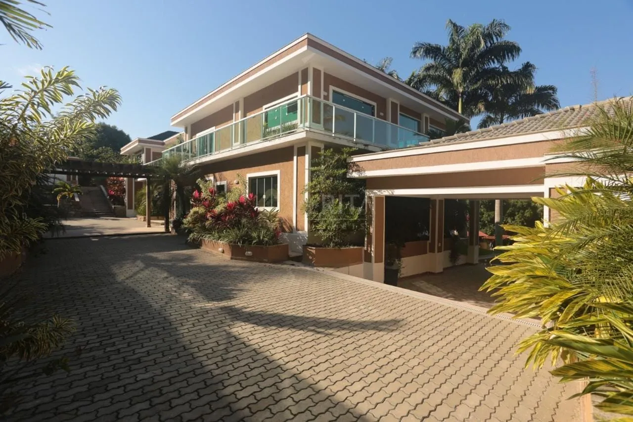 Furnished house with 5 bedrooms and 5 bathrooms, 3200 m² — photo 17