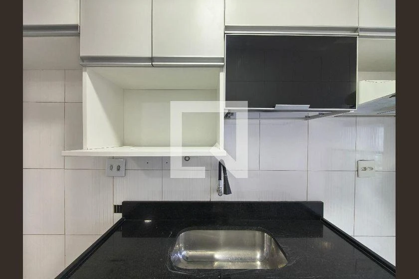 2-bedroom apartment with wood or laminate floors — photo 7