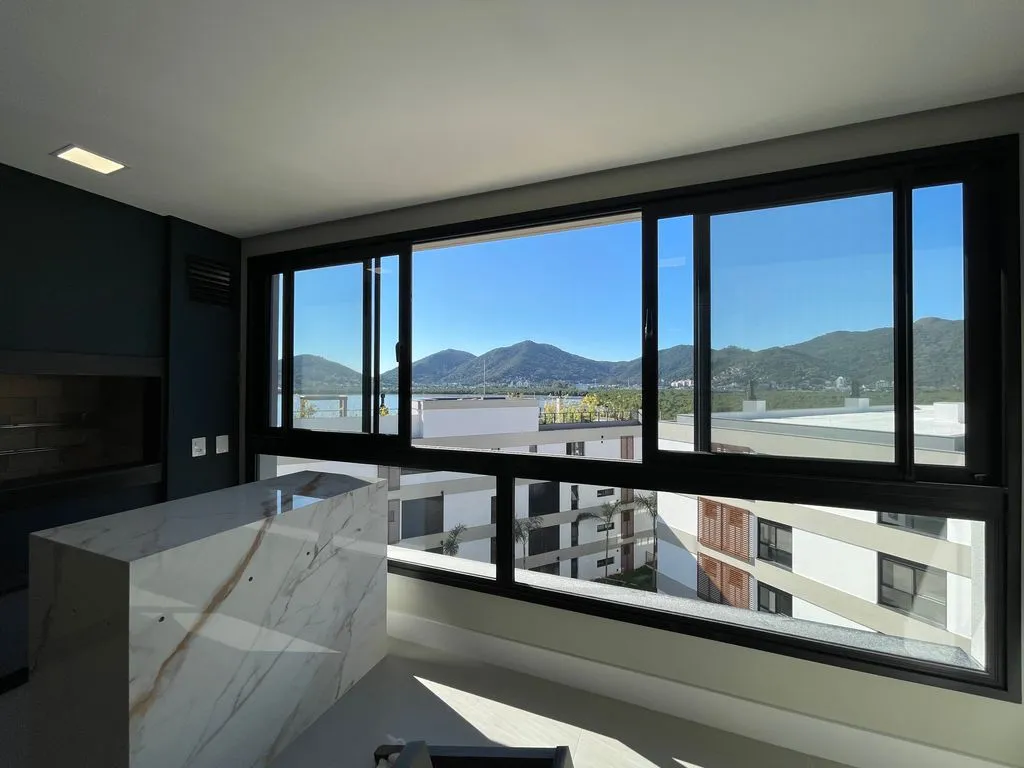 Balcony with a grill in a 3-bedroom apartment, 131 m² — photo 21