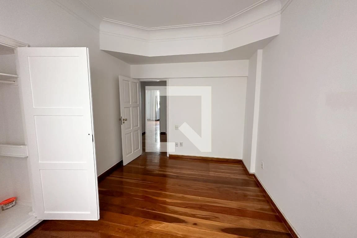 Apartamento com 4 quartos e sala de estar, 3 banheiros — photo 26