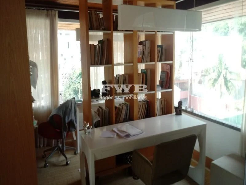 11-bedroom house with a walk-in closet in Rio de Janeiro — photo 22