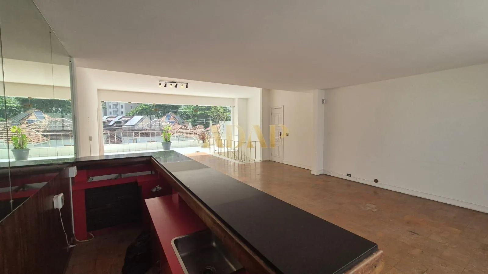 525 m² apartment with a home office and a bathtub — photo 35