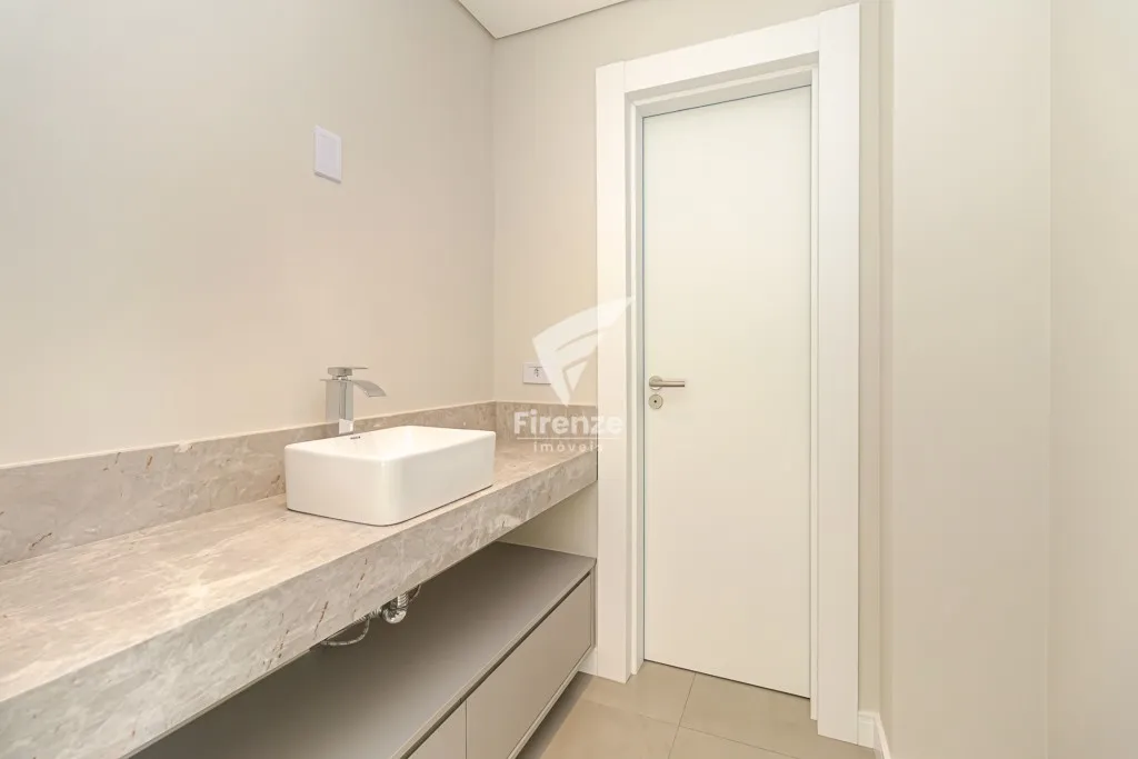 Furnished house with 4 bedrooms and 320 m² — photo 131
