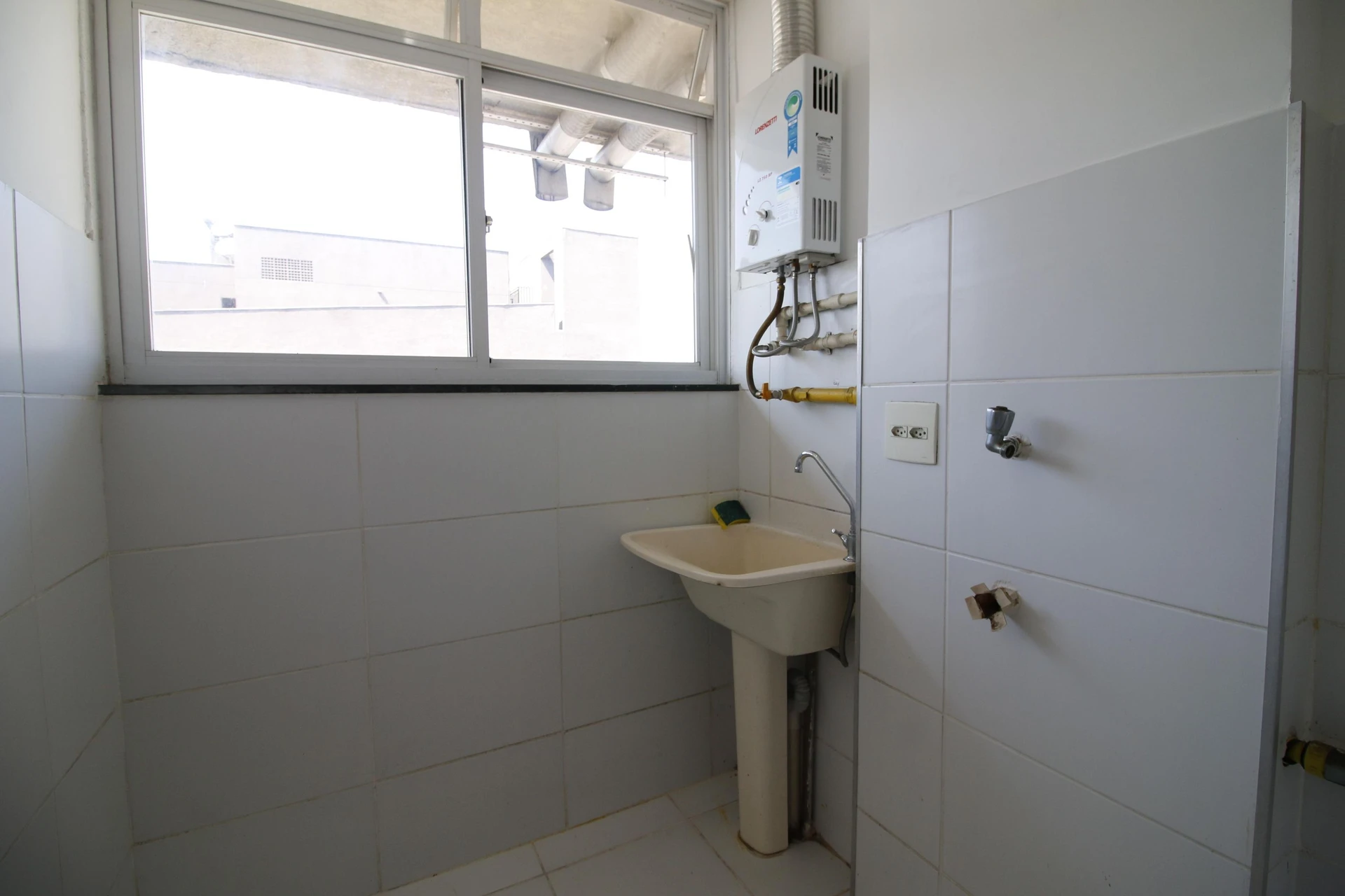 2-bedroom apartment in a building with a gym — photo 15