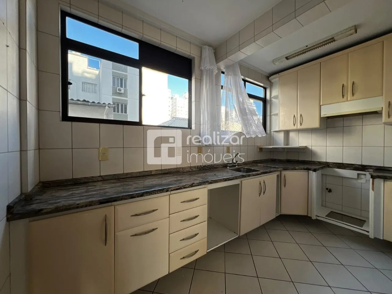 3-bedroom apartment with a home office in Florianópolis — photo 2