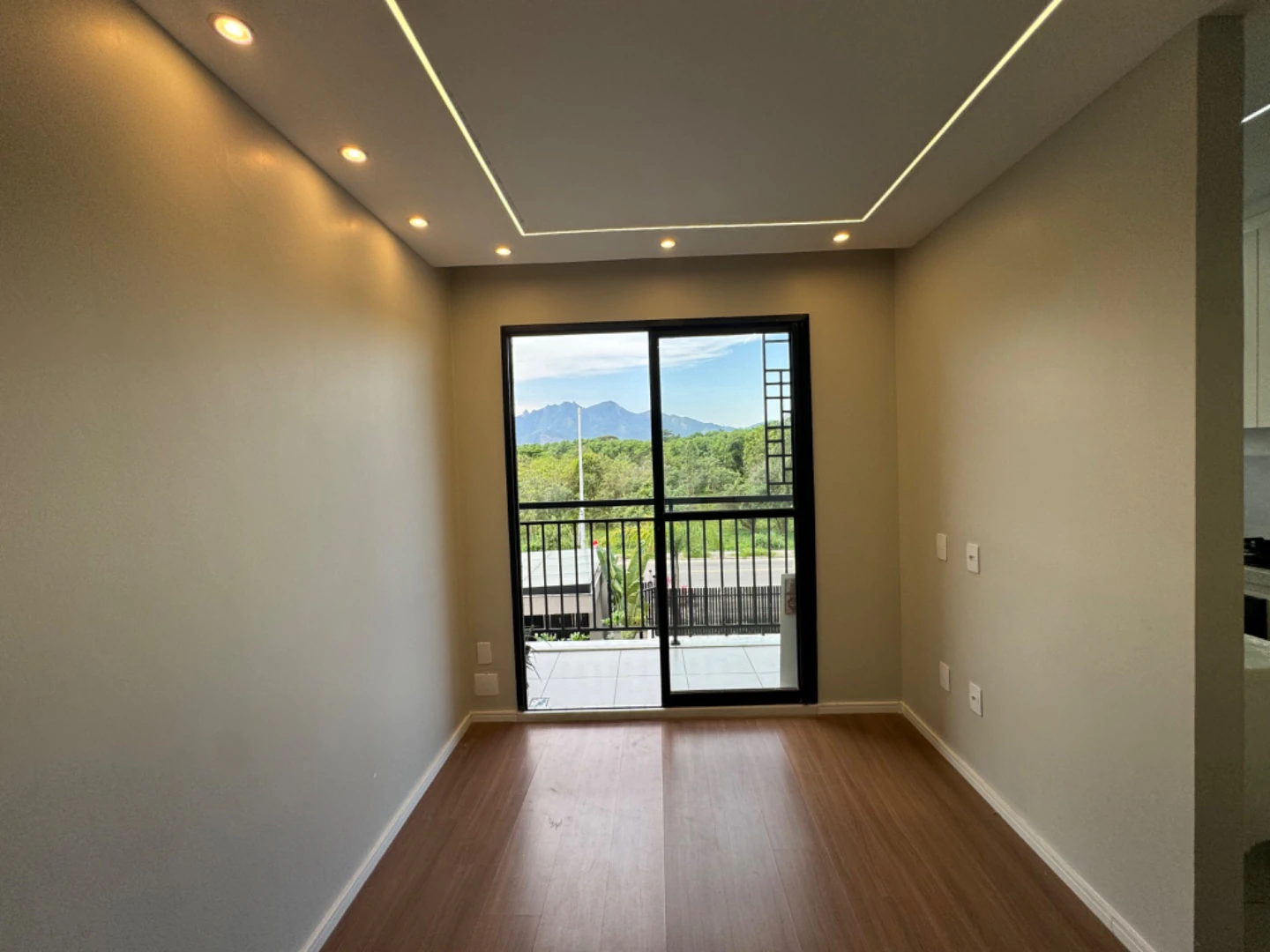 Mountain view in a 2-bedroom apartment, 42 m² — photo 11