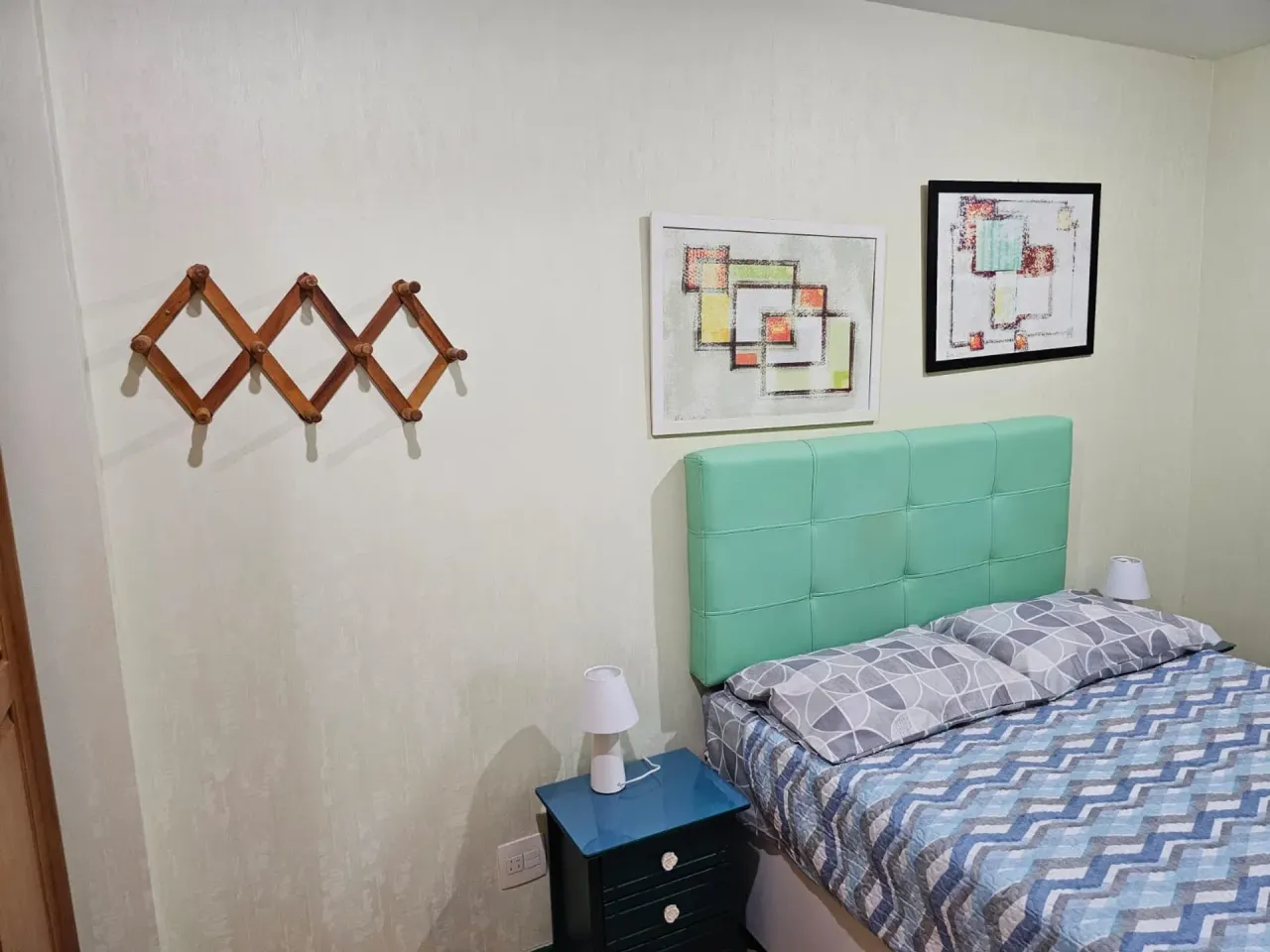 One-bedroom apartment with wood or laminate floors — photo 4
