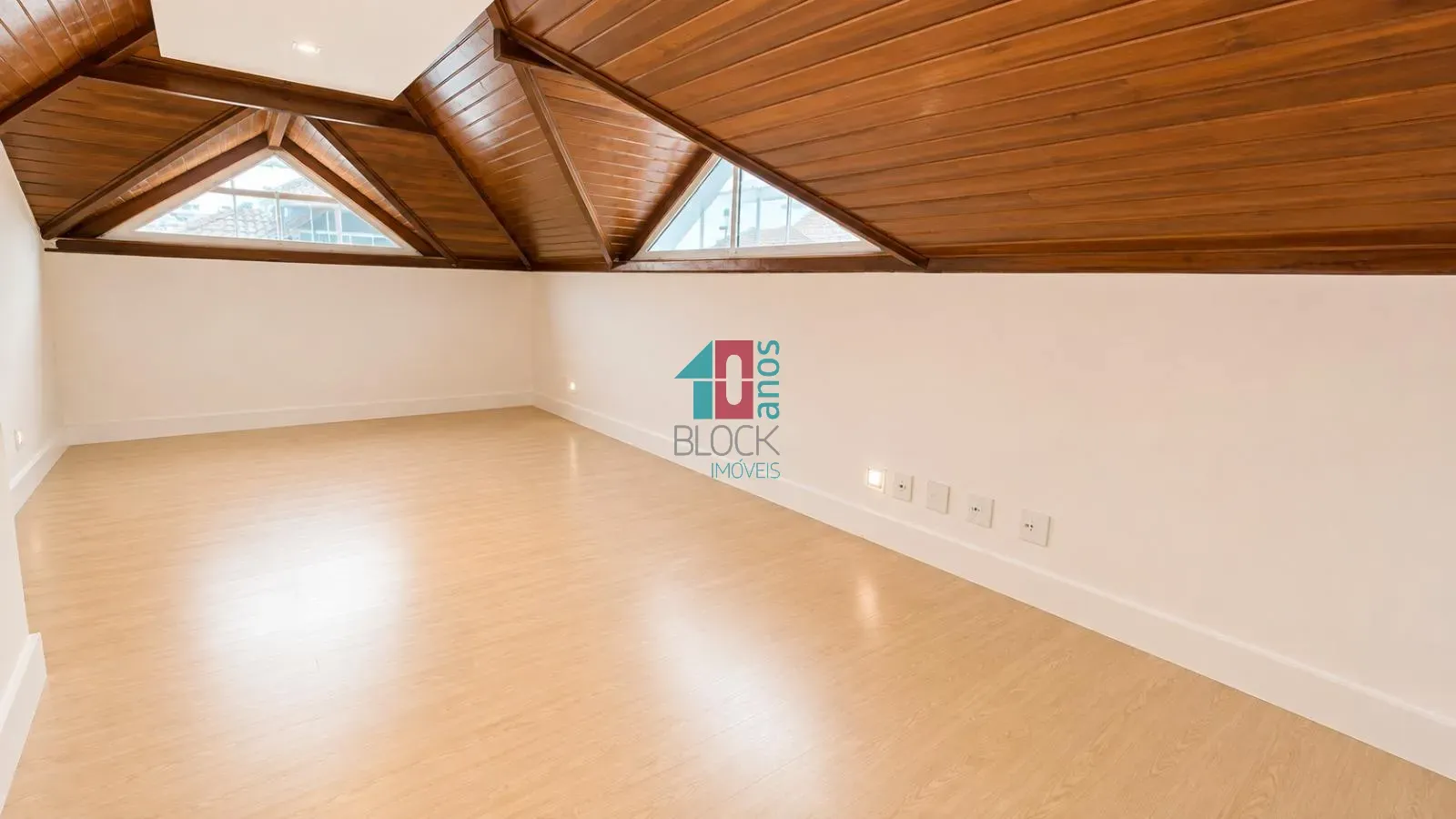 Casa triplex com 4 quartos e 3 suítes e cozinha fechada — photo 36