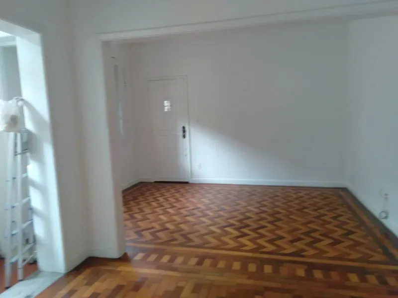 2-bedroom apartment with wood or laminate floors — photo 6