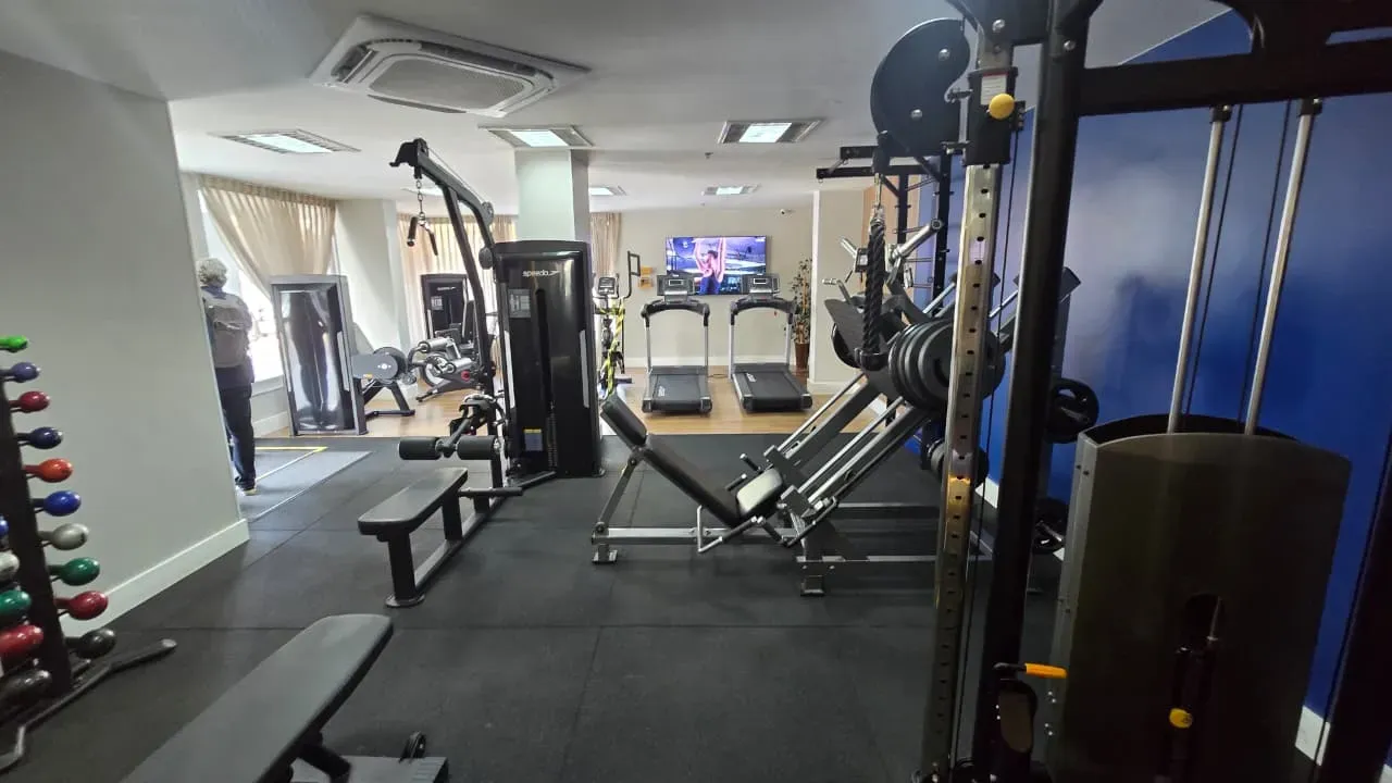 2-bedroom apartment in a building with a gym — photo 19