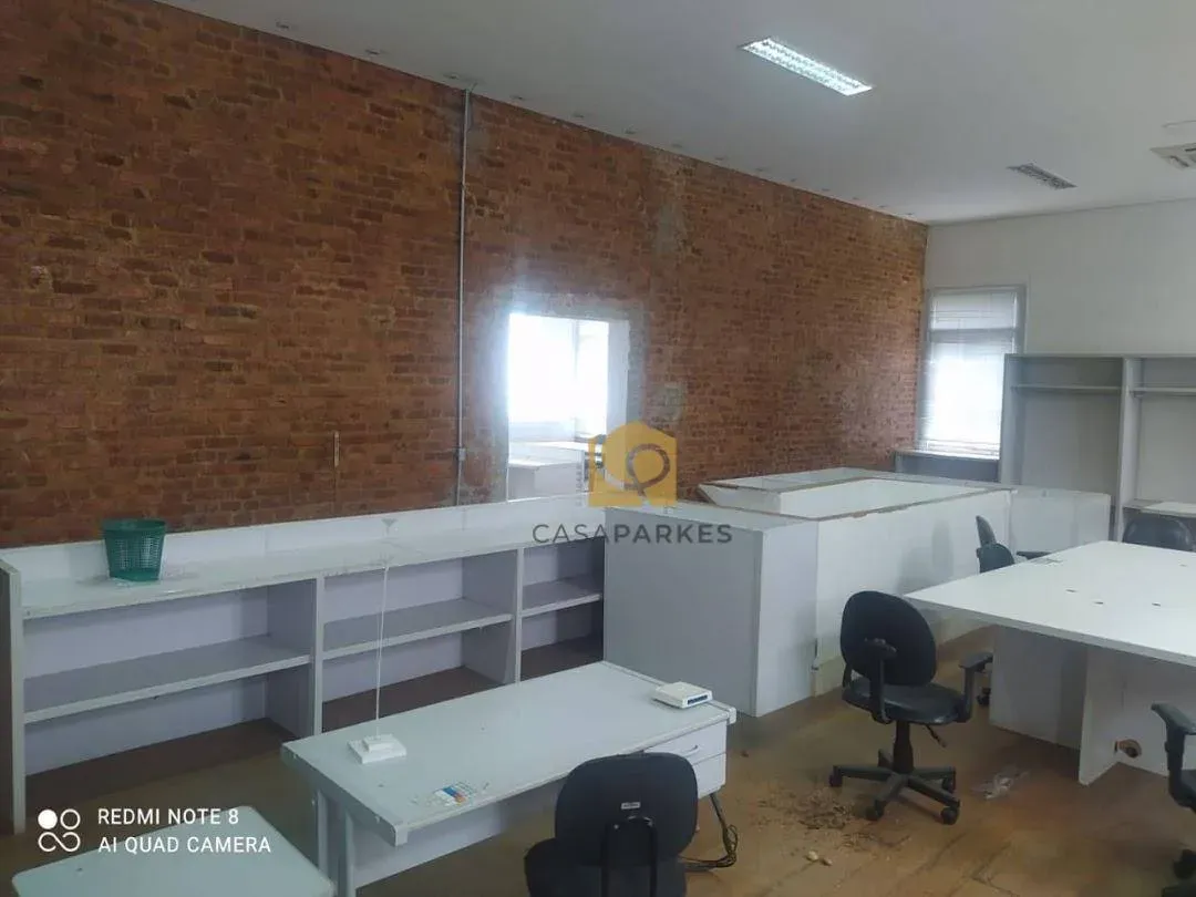 Casa com 2 dormitórios e piso de madeira na sala — photo 23