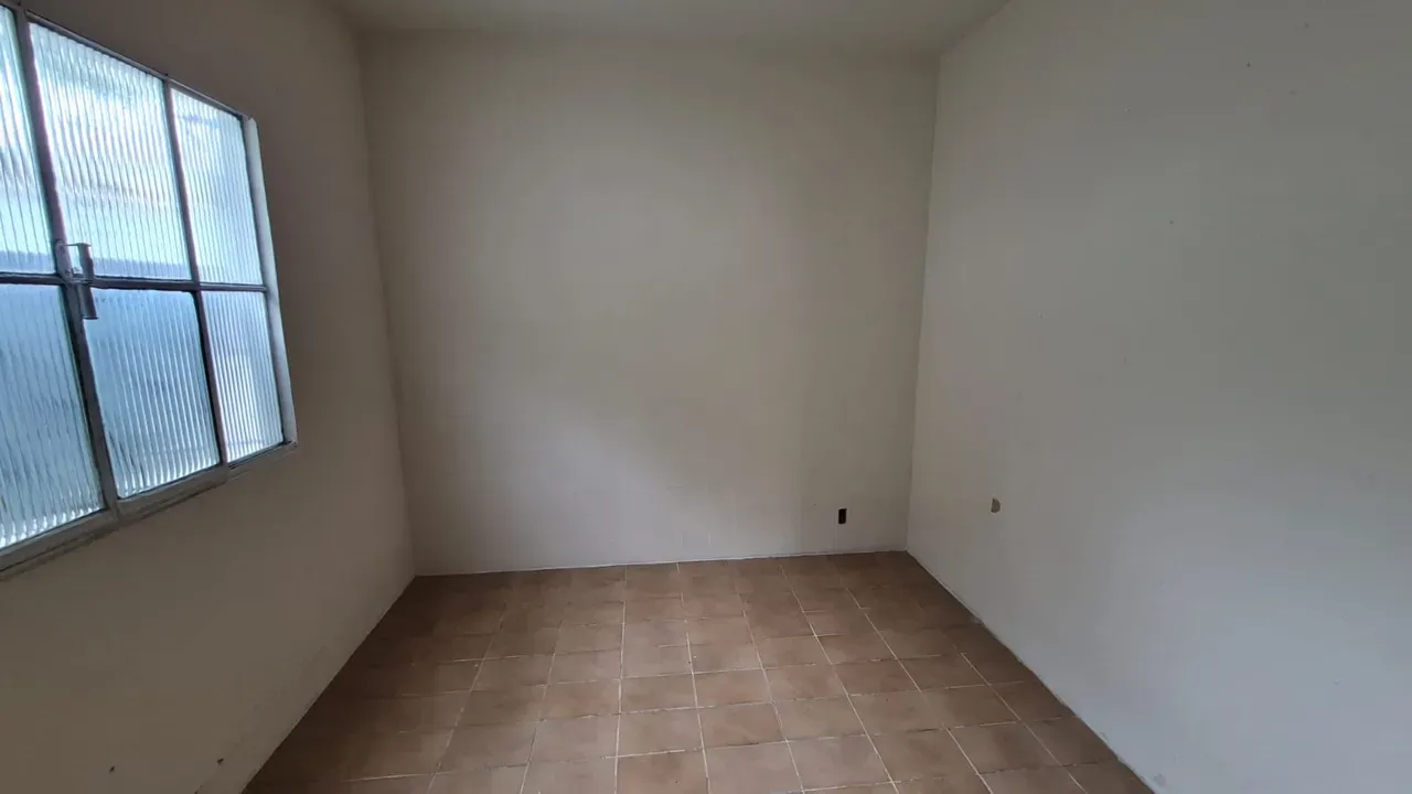 Linear street-facing house with 2 bedrooms and a backyard — photo 14
