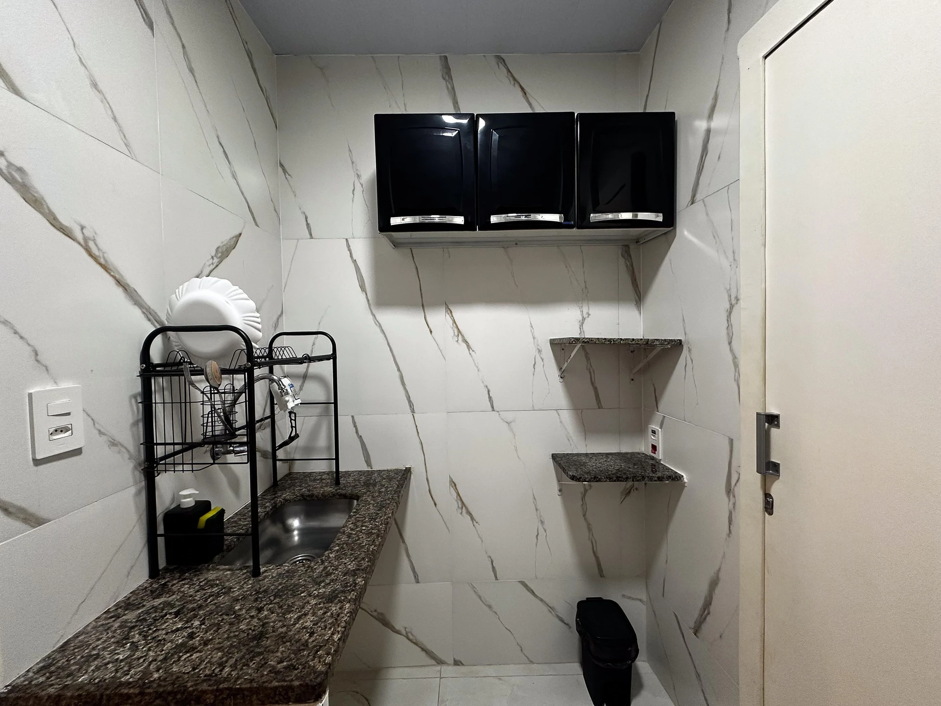 Furnished studio with 1 bedroom and 1 bathroom, no parking — photo 3