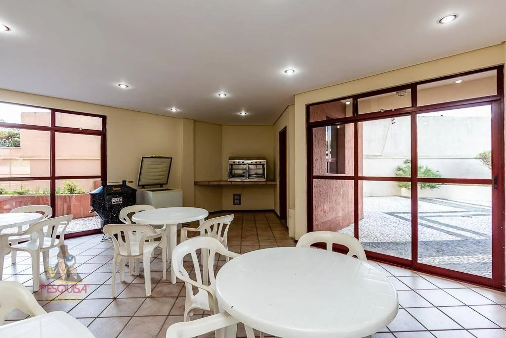 2-bedroom apartment with wood or laminate floors in Curitiba — photo 12