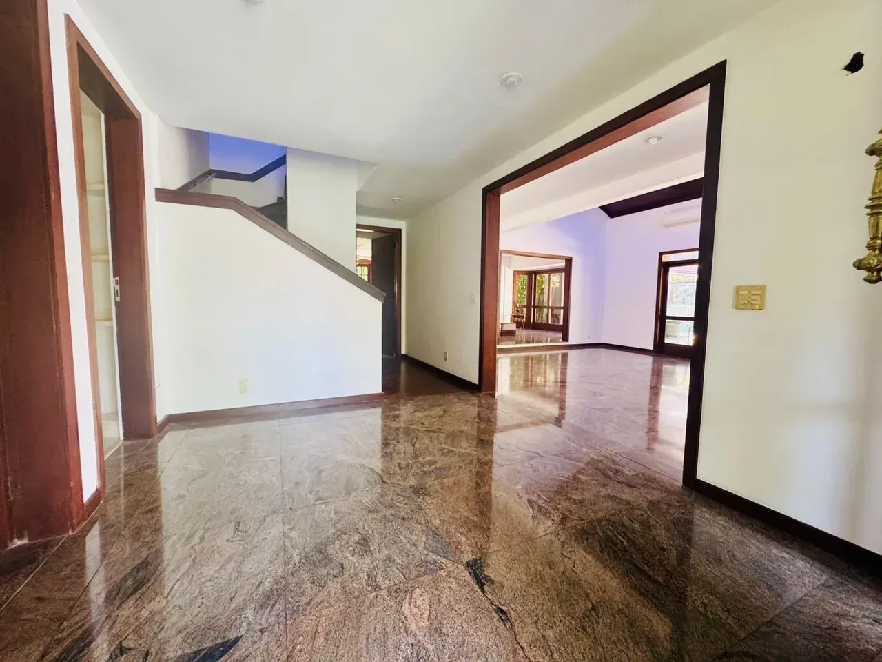 House with 5 suites and an integrated kitchen — photo 24