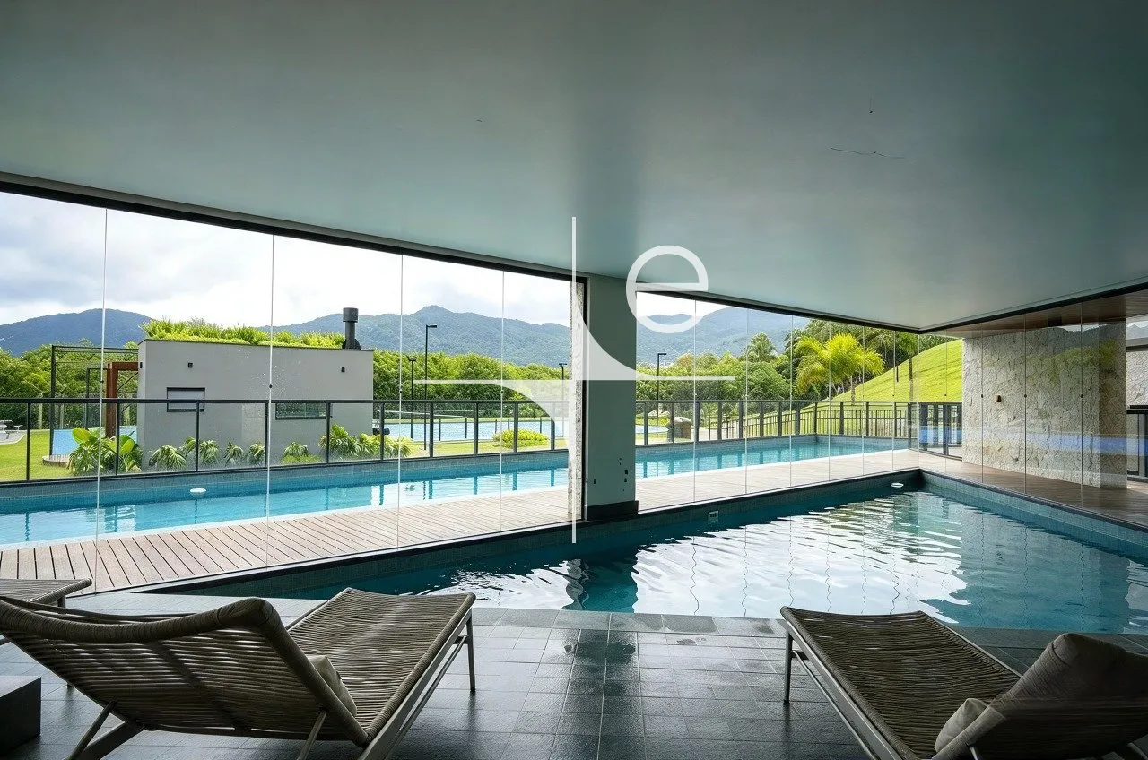 Glass-enclosed balcony in a 3-bedroom apartment, 150 m² — photo 39